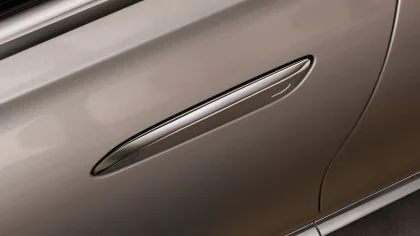 На иллюстрации изображены скрытые автоматические ручки дверей седана S-Класса Mercedes-Benz крупным планом.