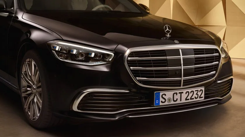 На иллюстрации изображена передняя часть седана S-Класса Mercedes-Benz, вид сбоку.