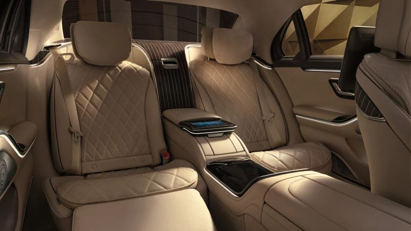 На иллюстрации изображена задняя часть салона седана S-Класса Mercedes-Benz.