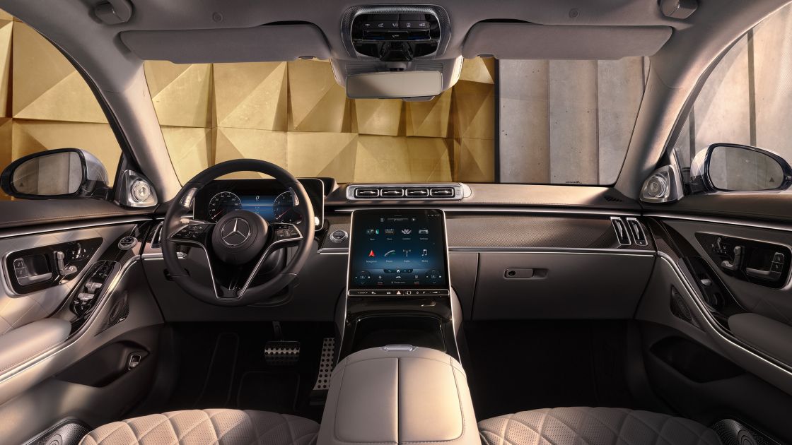 На иллюстрации изображена передняя панель седана S-Класса Mercedes-Benz.